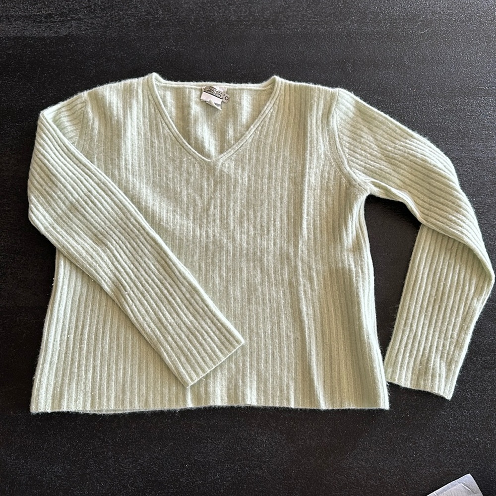 100% Cashmere soft green sweater